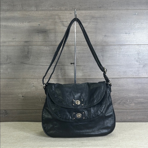 Elegant Black Leather Shoulder Bag - Picture 1 of 13